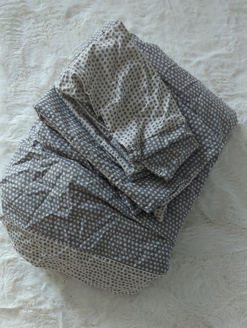 H&M Queen Reversible Dot Print Duuvet Cover in Gray and Cream